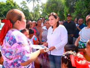 Da inicio Yolanda Osuna la  construcción de pisos firmes