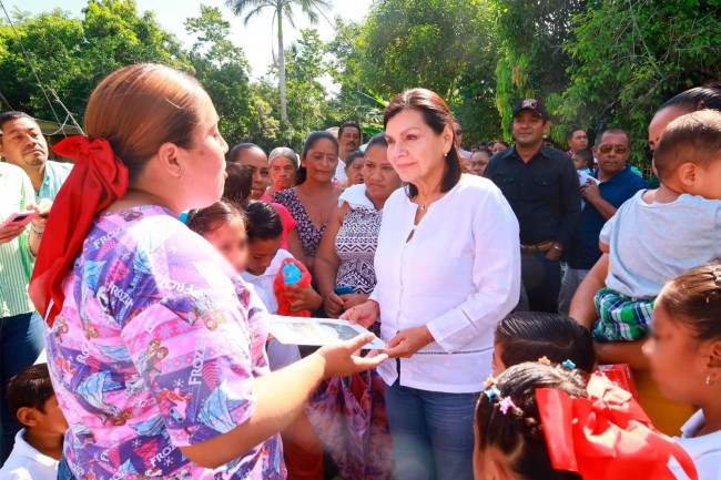 Da inicio Yolanda Osuna la  construcción de pisos firmes