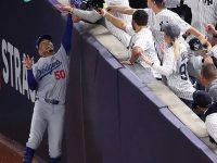 Aficionados le sacaron la pelota del guante a Betts