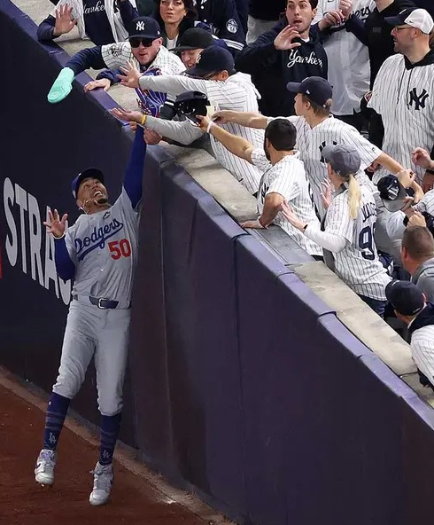 Aficionados le sacaron la pelota del guante a Betts