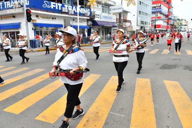 Transcurre sin incidentes el desfile cívico militar del 20 de Noviembre
