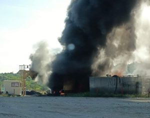 Arde pipa en una gravera