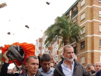 Lanzan barro e insultos a los Reyes de España, al visitar a afectados por inundaciones en Valencia