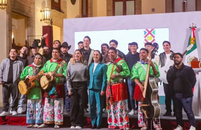 Suena en la mañanera el “Himno Migrante”