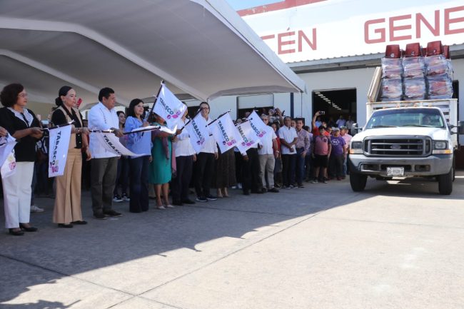 Entregan mobiliario a escuelas de nivel básico