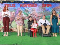 Convive Yolanda Osuna con los niños del CAI en festival navideño