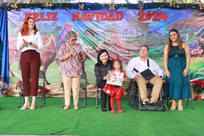 Convive Yolanda Osuna con los niños del CAI en festival navideño