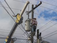 Colocan CFE y ayuntamiento transformadoresen 54 comunidades de Comalcalco