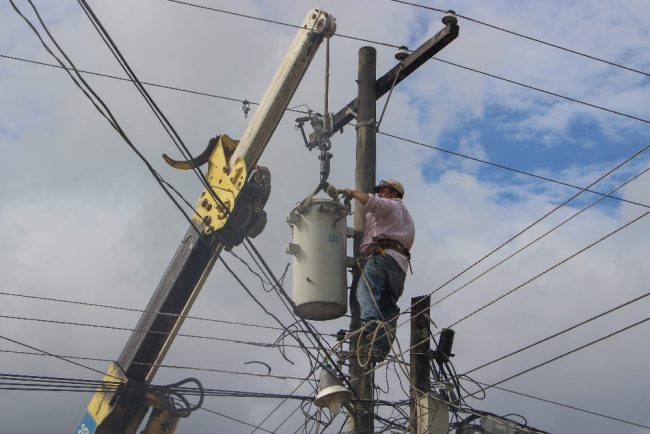 Colocan CFE y ayuntamiento transformadoresen 54 comunidades de Comalcalco