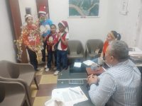 Niños llevan la rama por calles y edificios públicos entonando cantos 