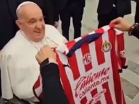 El Papa Francisco recibió la camiseta del Guadalajara
