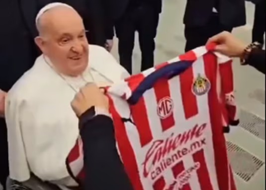 El Papa Francisco recibió la camiseta del Guadalajara