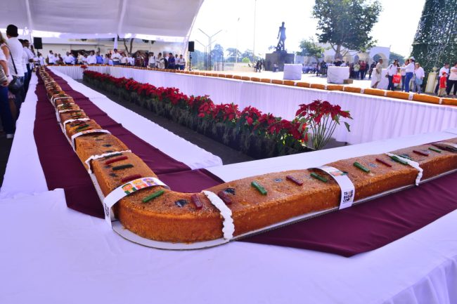 Celebra Javier May el Día de Reyes con enorme Rosca en Plaza de Armas