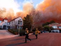 Luchan a contrarreloj para contener incendios en Los Ángeles