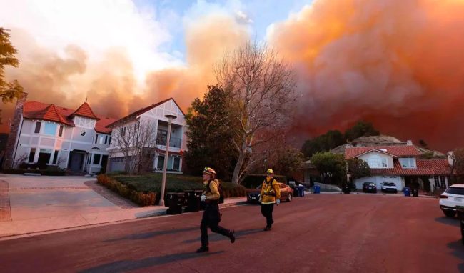 Luchan a contrarreloj para contener incendios en Los Ángeles