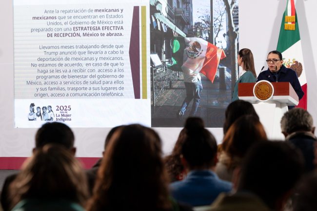 Recibirán mexicanos repatriados tarjeta con 2 mil pesos