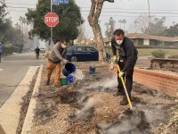Decenas de migrantes retiran escombros que pudieran avivar incendios en Los Ángeles