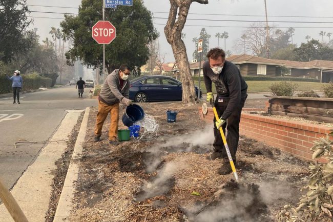 Decenas de migrantes retiran escombros que pudieran avivar incendios en Los Ángeles