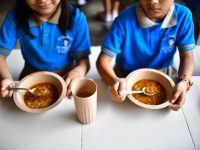 Cuidan la sana alimentación de niñas y niños