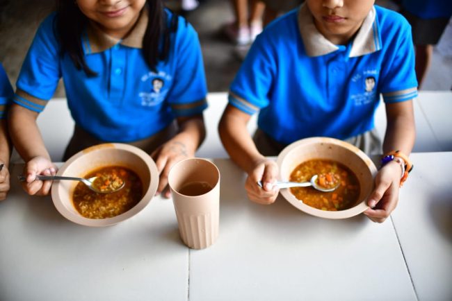 Cuidan la sana alimentación de niñas y niños