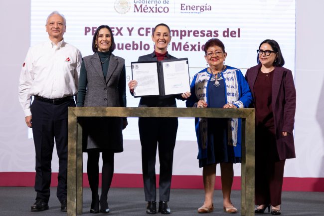 CFE y Pemex vuelven a ser del pueblo de México