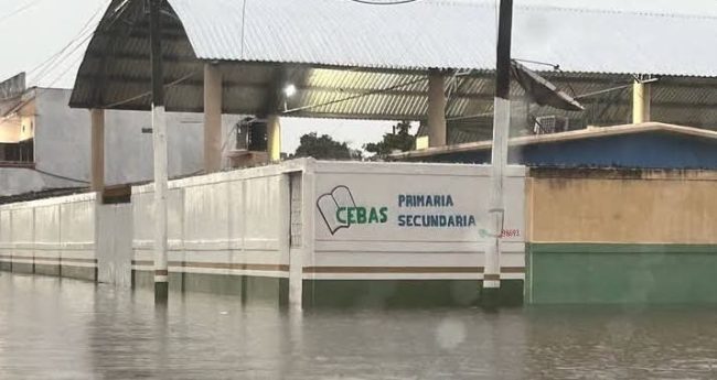 Calles y escuelas afectadas por la intensa lluvia en Cárdenas