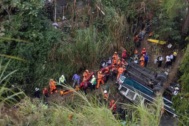 Guatemala de “luto nacional”; fallecen 51 personas en accidente de autobús