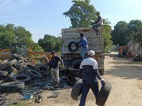 Mantiene Salud destrucción masiva de llantas para prevenir el dengue en Tabasco