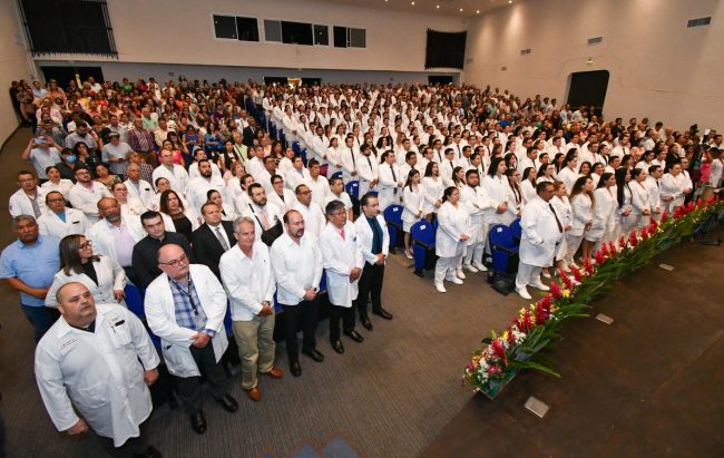 Se titulan de la UJAT 230 especialistas médicos de la DACS