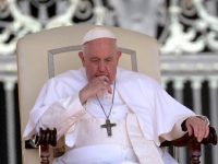 Presenta el Papa Francisco “leve mejoría”; su estado sigue siendo crítico