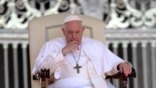 Presenta el Papa Francisco “leve mejoría”; su estado sigue siendo crítico