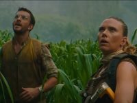 Se luce Scarlett Johansson con dinosaurios en acción