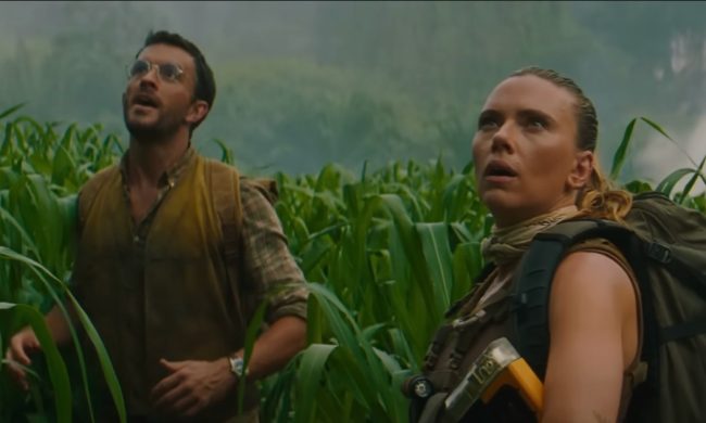 Se luce Scarlett Johansson con dinosaurios en acción