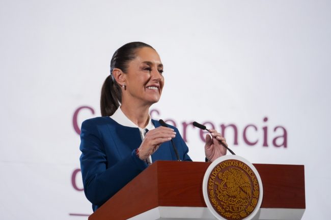 Firman México y gasolineros acuerdo para poner tope al precio de la gasolina a 24 pesos