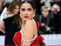 Salma Hayek se luce con traje de baño y belleza al natural a la orilla de la playa