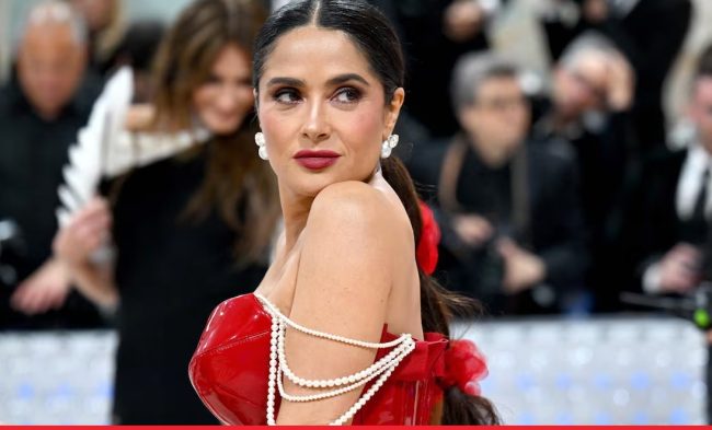 Salma Hayek se luce con traje de baño y belleza al natural a la orilla de la playa
