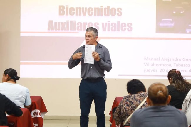 Capacitan Centro y CMIC a las mujeres como auxiliares viales 