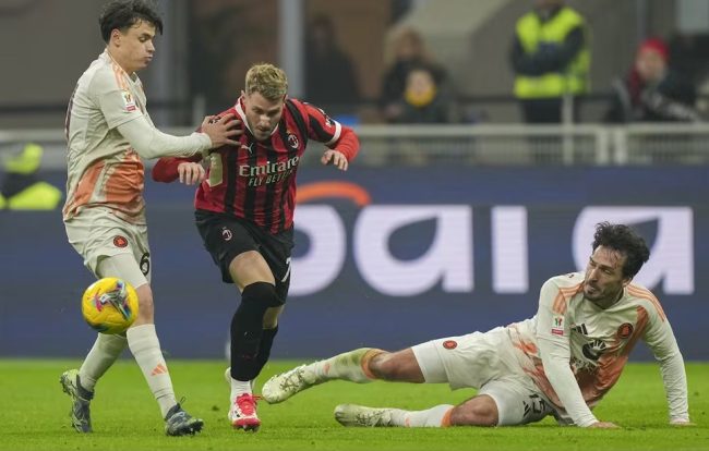 Santi Giménez debutó en grande con el AC Milan