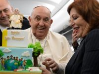 Celebra Papa Francisco 12 años de papado con un pastel en el hospital