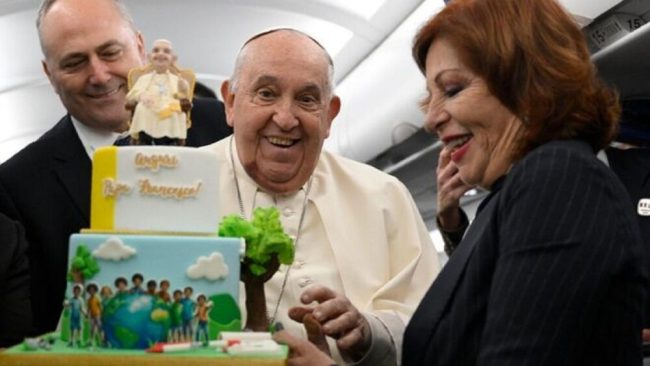 Celebra Papa Francisco 12 años de papado con un pastel en el hospital