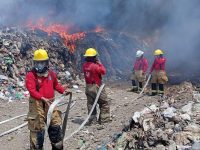 Continua ardiendo el basurero de Cunduacán