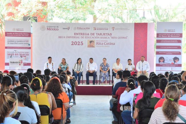 Con entrega de becas “Rita Cetina” se mejoran las condiciones de estudio de los alumnos