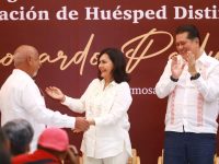 Yolanda Osuna distinge a Leonardo Padura con el Premio Francisco J. Santamaría