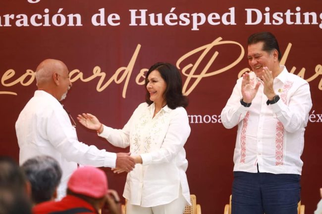 Yolanda Osuna distinge a Leonardo Padura con el Premio Francisco J. Santamaría