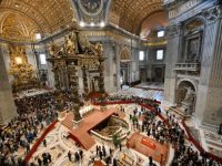 Miles le dan el último adiós al líder de la iglesia católica 