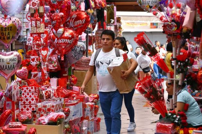 Ofertan comerciantes regalos para las madres