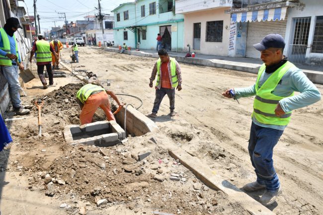 Supervisa JMR construcción de calles con pavimento hidráulico 