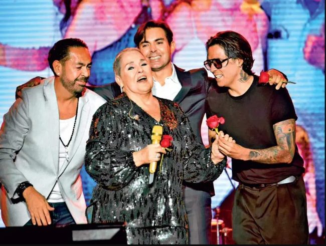 Canta Lupita D’Alessio Ante 100 mil personas