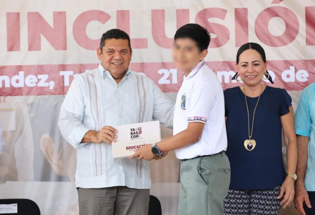 Entregan tabletas electrónicas a 12 mil607 estudiantes de Nacajuca y Jalpa de Méndez