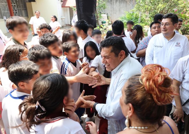 Dotan de infraestructura moderna y mobiliario a secundaria de Centro